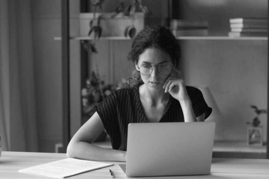 Lebendige Lernatmosphäre mit kreativen Materialien und inspirierenden Impulsen